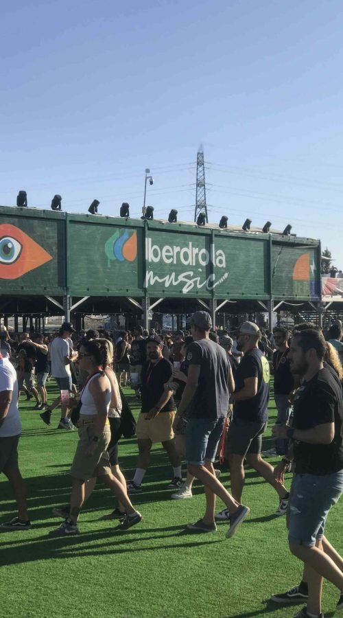 Fachada con mural artístico en zona VIP del festival Iberdrola Music en Madrid