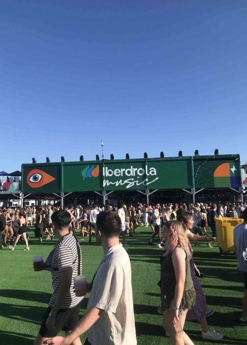 Fachada con mural artístico en zona VIP del festival Iberdrola Music en Madrid