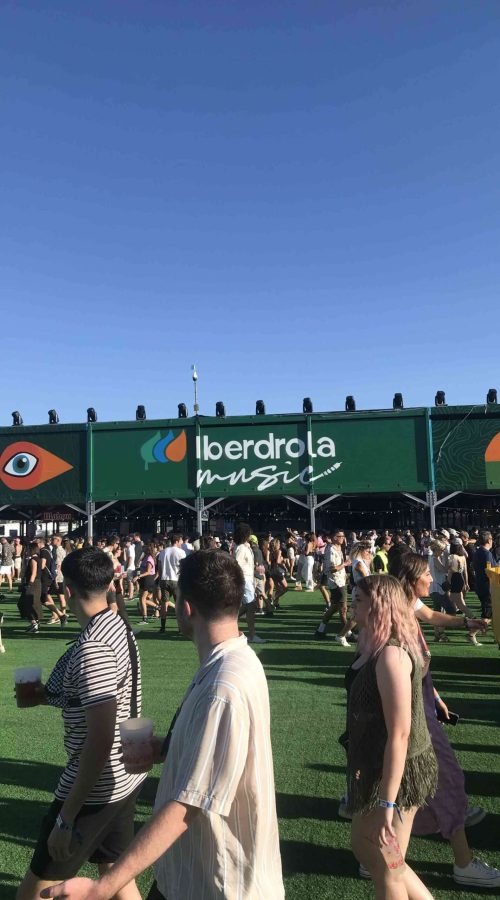 Fachada con mural artístico en zona VIP del festival Iberdrola Music en Madrid