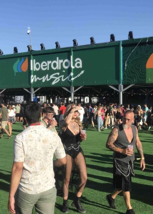 Fachada con mural artístico en zona VIP del festival Iberdrola Music en Madrid