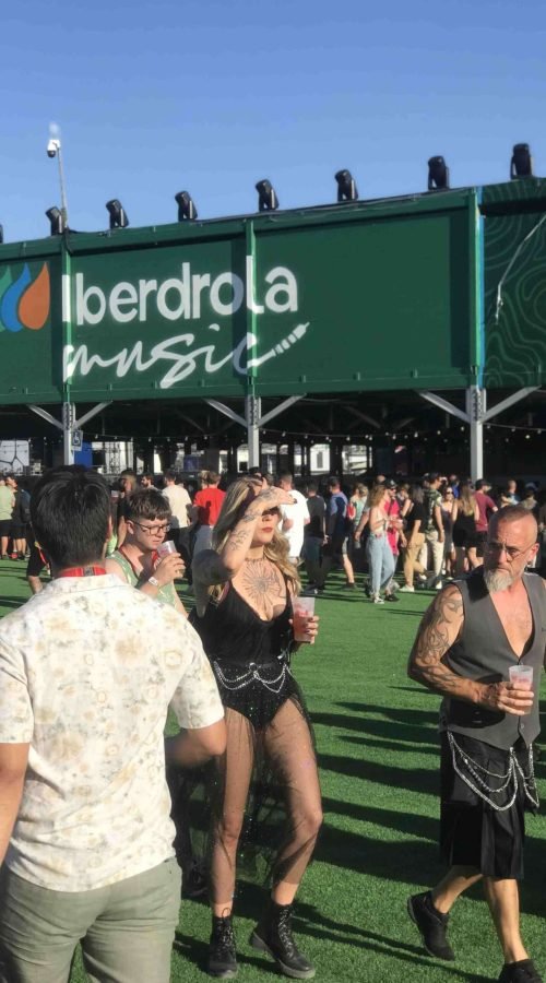 Fachada con mural artístico en zona VIP del festival Iberdrola Music en Madrid