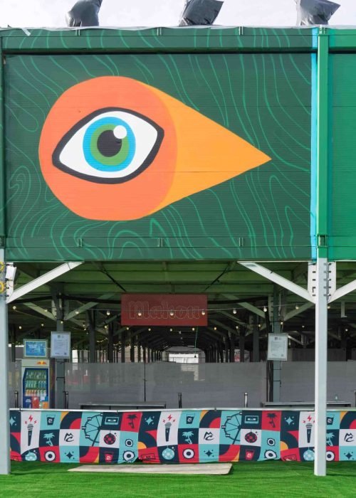 Fachada con mural artístico en zona VIP del festival Iberdrola Music en Madrid