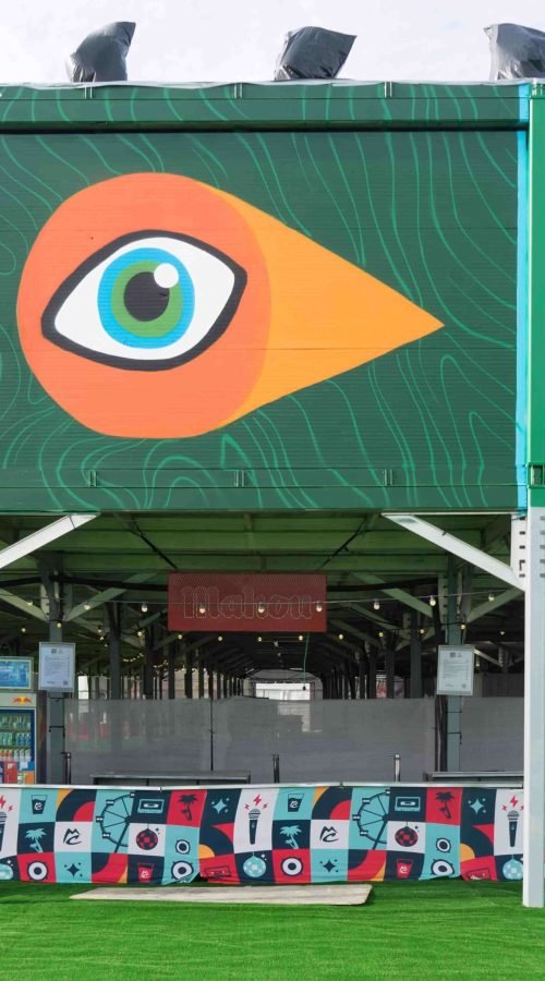 Fachada con mural artístico en zona VIP del festival Iberdrola Music en Madrid