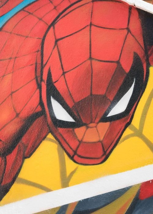 Mural en Akira Books Madrid con Spiderman, Goku, Wonder Woman, Luffy, Darth Vader y Black Panther