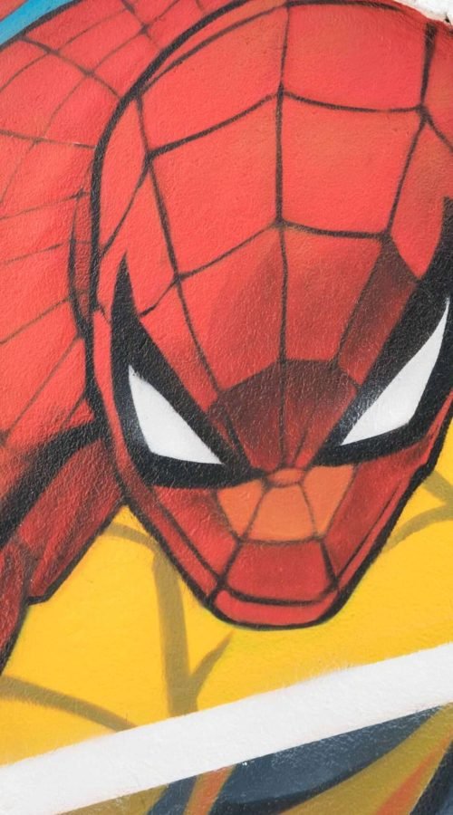 Mural en Akira Books Madrid con Spiderman, Goku, Wonder Woman, Luffy, Darth Vader y Black Panther