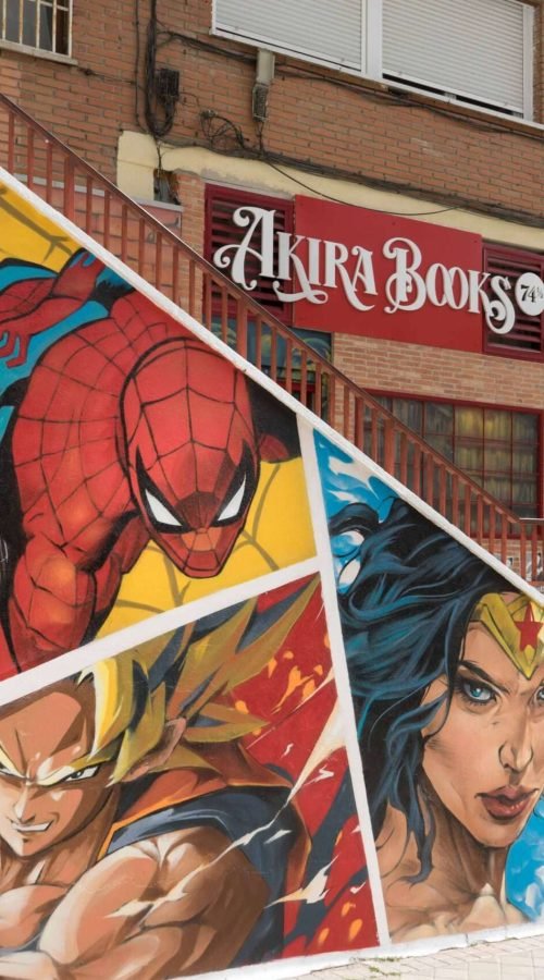 Mural en Akira Books Madrid con Spiderman, Goku, Wonder Woman, Luffy, Darth Vader y Black Panther