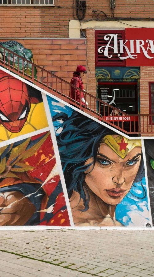 Mural en Akira Books Madrid con Spiderman, Goku, Wonder Woman, Luffy, Darth Vader y Black Panther