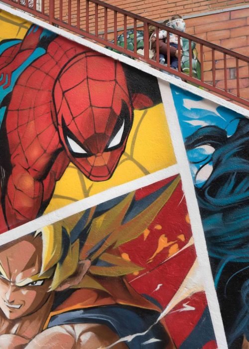 Mural en Akira Books Madrid con Spiderman, Goku, Wonder Woman, Luffy, Darth Vader y Black Panther