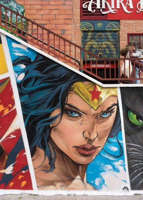 Mural en Akira Books Madrid con Spiderman, Goku, Wonder Woman, Luffy, Darth Vader y Black Panther