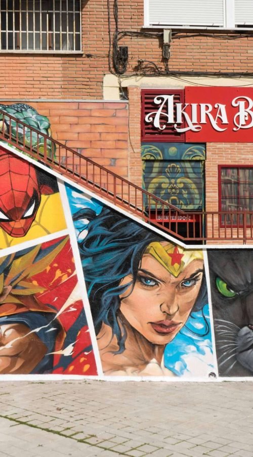 Mural en Akira Books Madrid con Spiderman, Goku, Wonder Woman, Luffy, Darth Vader y Black Panther