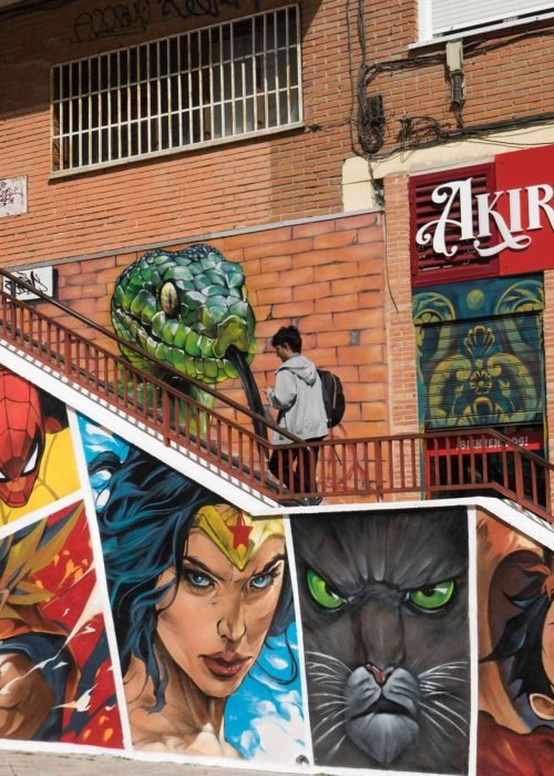 Mural en Akira Books Madrid con Spiderman, Goku, Wonder Woman, Luffy, Darth Vader y Black Panther