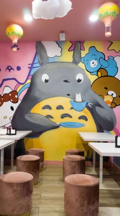 Mural temático estilo kawaii con personajes japoneses para decoración interior de cafetería en Madrid