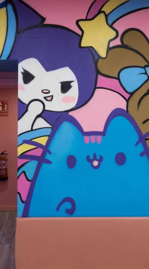 Mural kawaii con personajes japoneses en cafetería de Madrid
