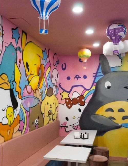Mural kawaii con personajes japoneses en cafetería de Madrid