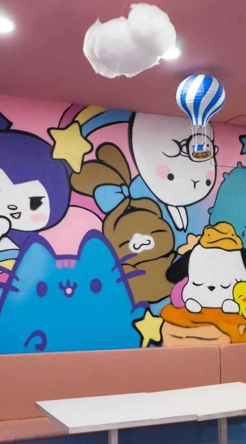 Mural kawaii con personajes japoneses en cafetería de Madrid