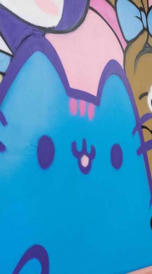 Mural kawaii con personajes japoneses en cafetería de Madrid