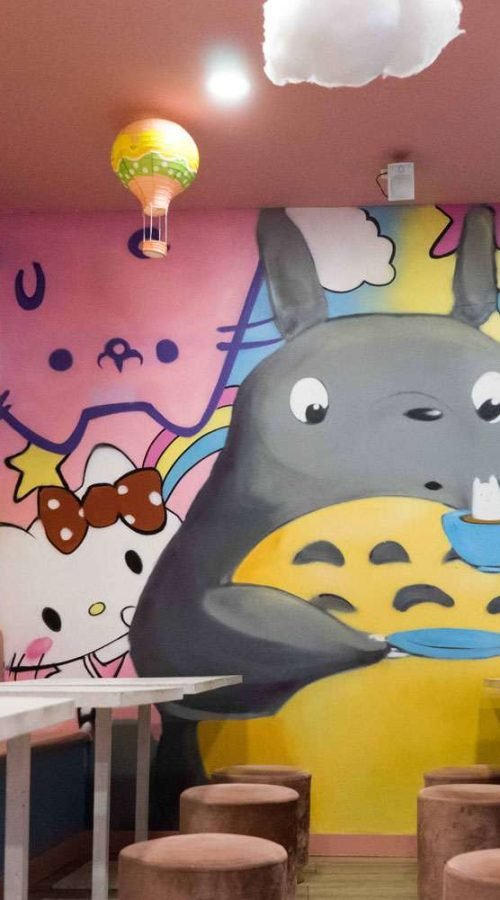 Mural kawaii con personajes japoneses en cafetería de Madrid