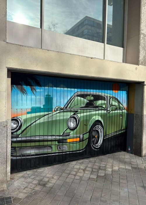 Vista frontal de cierre de garaje pintado con mural de coche clásico para comunidad de vecinos