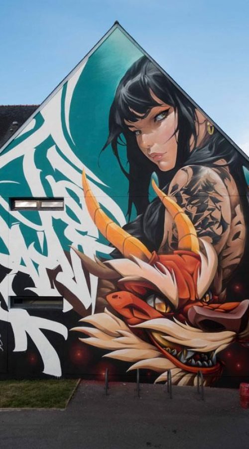 Retrato moderno de Mulán y dragón oriental en mural artístico en Queven