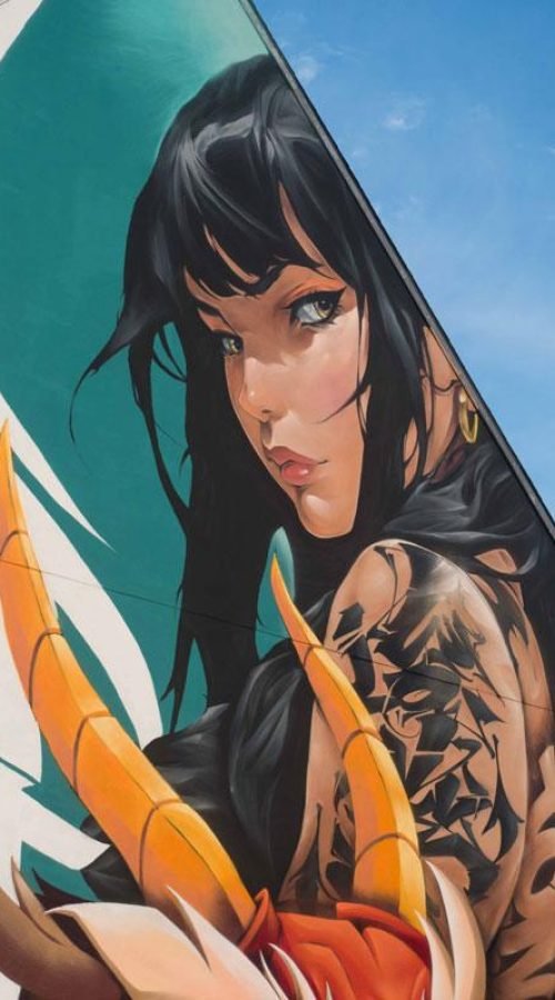 Retrato moderno de Mulán y dragón oriental en mural artístico en Queven