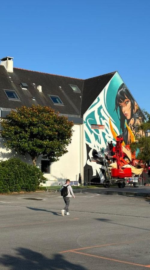 Retrato moderno de Mulán y dragón oriental en mural artístico en Queven