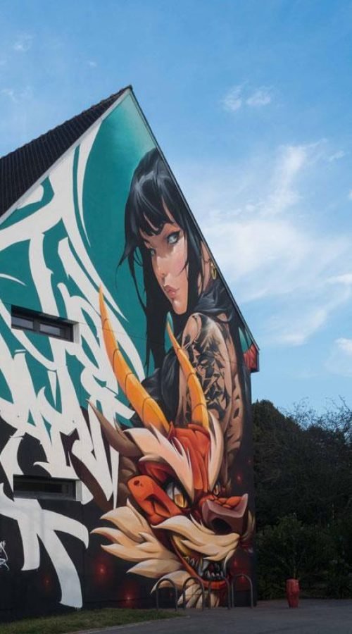 Retrato moderno de Mulán y dragón oriental en mural artístico en Queven