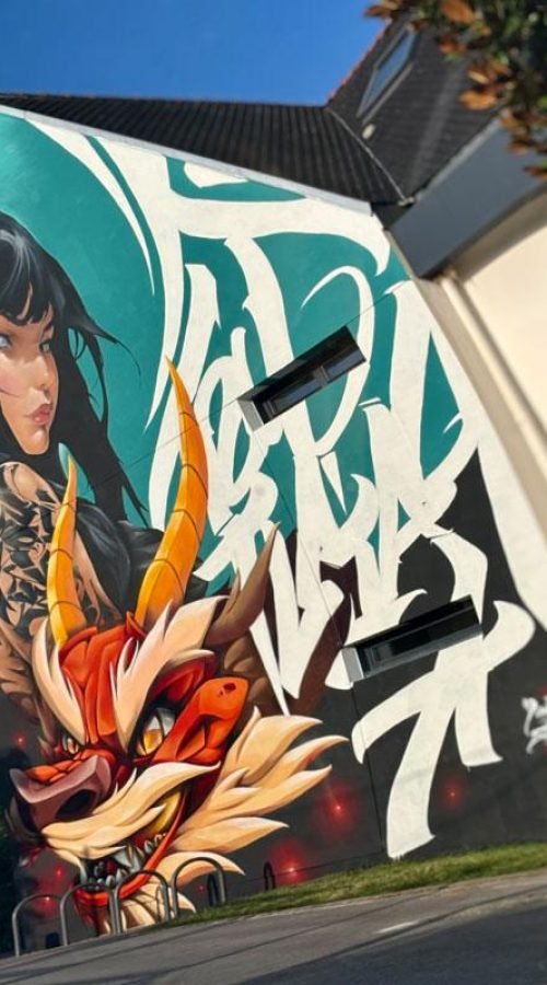 Retrato moderno de Mulán y dragón oriental en mural artístico en Queven