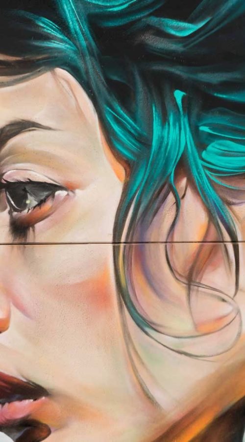 Retrato mural en fachada de edificio público en Godella, arte urbano profesional