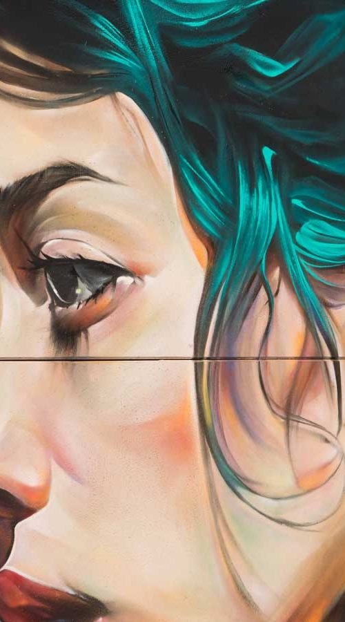 Retrato mural en fachada de edificio público en Godella, arte urbano profesional