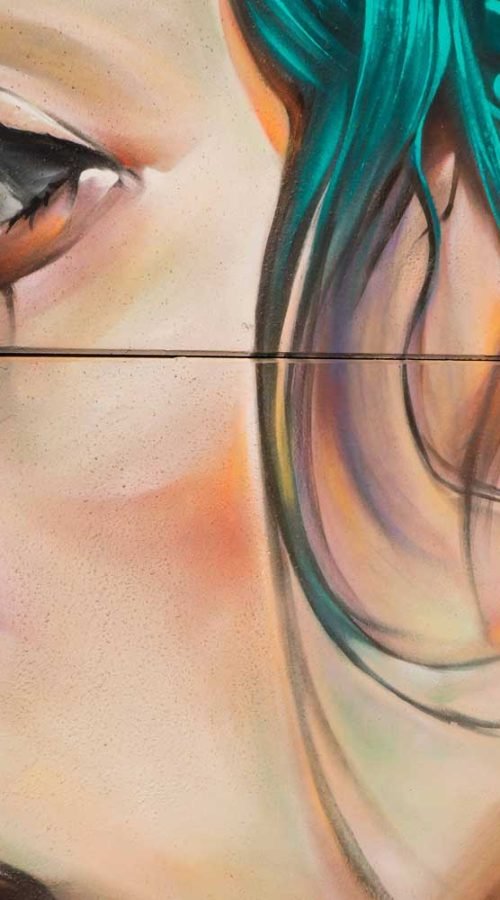 Retrato mural en fachada de edificio público en Godella, arte urbano profesional