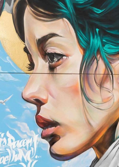 Retrato mural en fachada de edificio público en Godella, arte urbano profesional