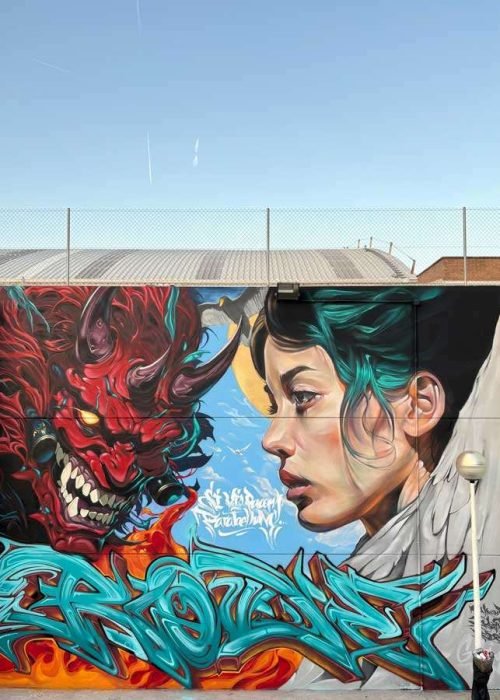 Retrato mural en fachada de edificio público en Godella, arte urbano profesional