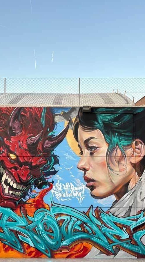 Retrato mural en fachada de edificio público en Godella, arte urbano profesional