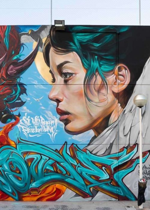 Retrato mural en fachada de edificio público en Godella, arte urbano profesional