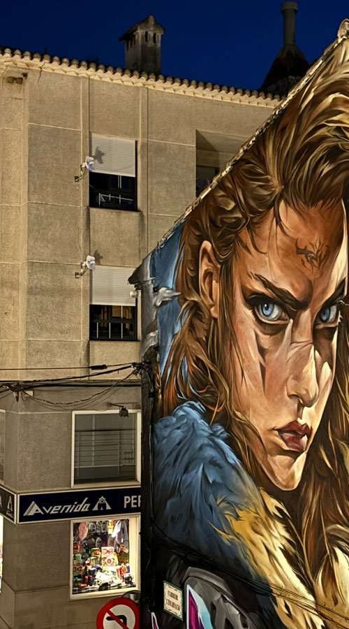 Graffiti mural artístico en fachada institucional de Xeraco