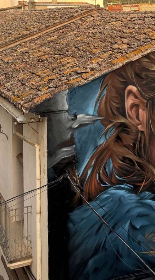 Graffiti mural artístico en fachada institucional de Xeraco