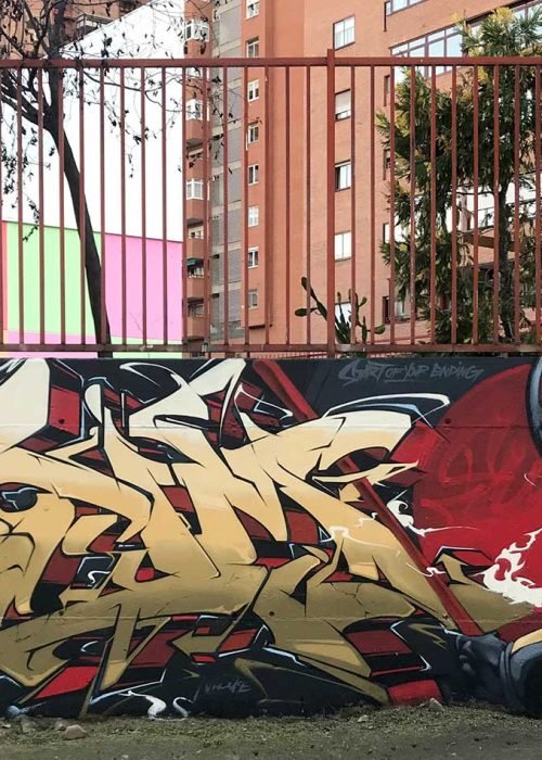Graffiti de ninja samurái con armadura dorada y fondo rojo urbano