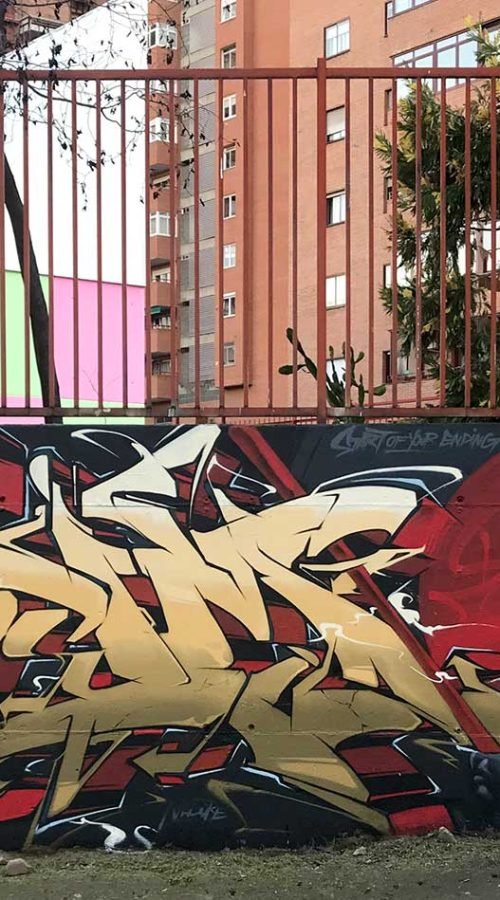 Graffiti de ninja samurái con armadura dorada y fondo rojo urbano