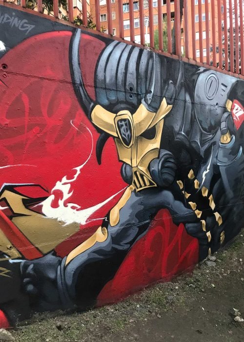 Graffiti de ninja samurái con armadura dorada y fondo rojo urbano