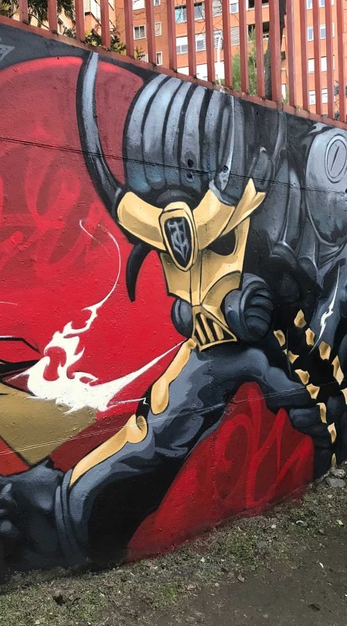 Graffiti de ninja samurái con armadura dorada y fondo rojo urbano