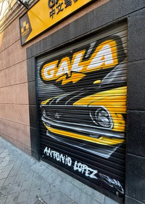 mural graffiti en cierres comerciales