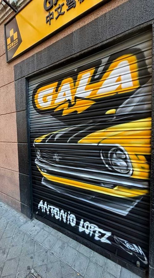 mural graffiti en cierres comerciales