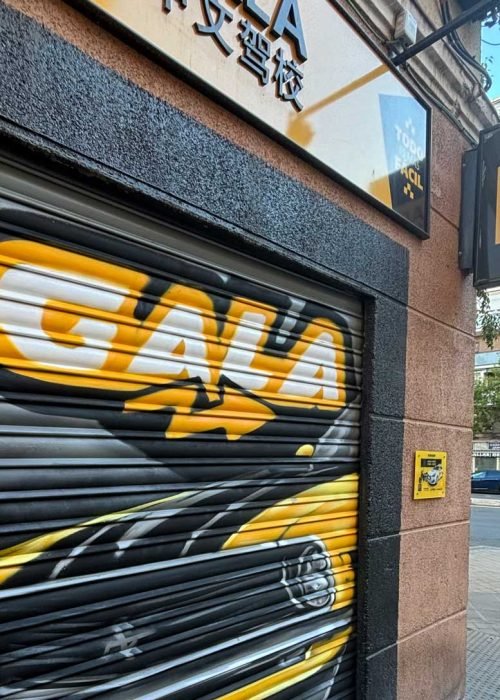 graffiti-persiana-cierre-autoescuela-gala-antonio-lopez-usera-4-