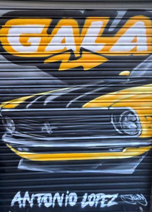 mural graffiti en cierres comerciales