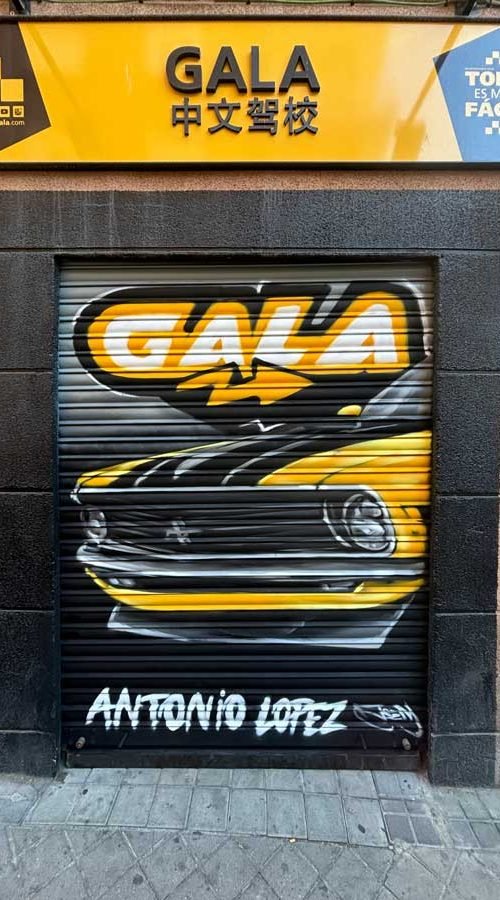 mural graffiti en cierres comerciales