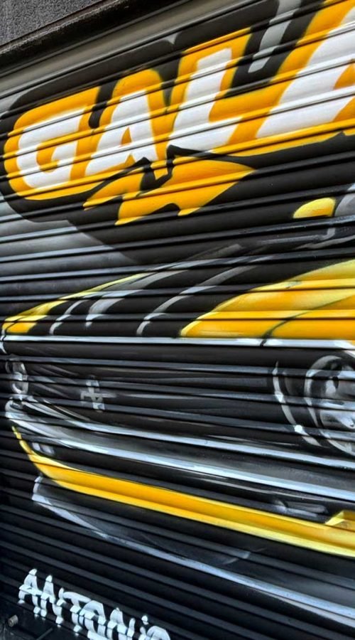 mural graffiti en cierres comerciales