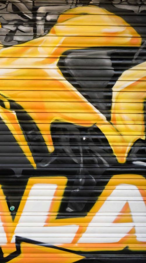 mural graffiti en cierres comerciales