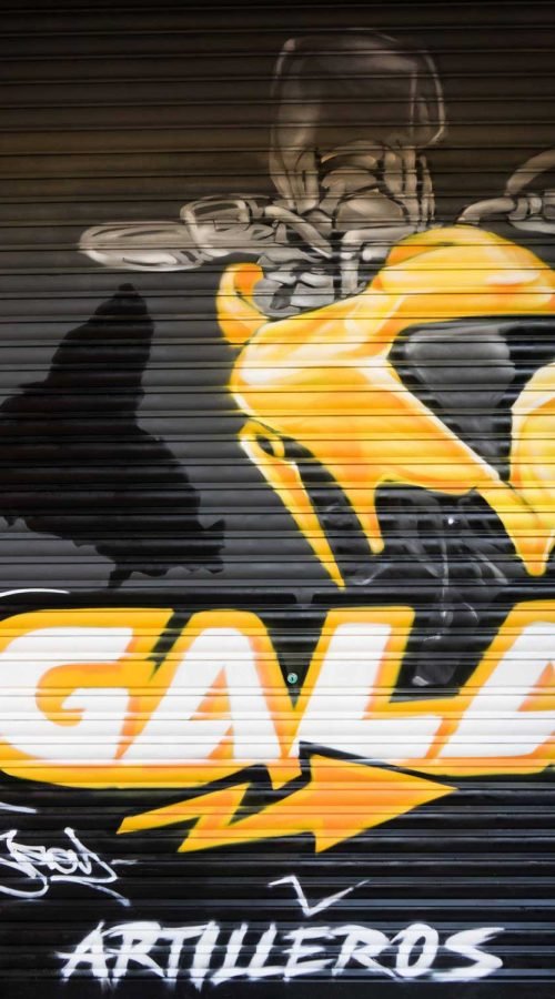 Cierre pintado de Autoescuela Gala con camión y moto en estilo urbano