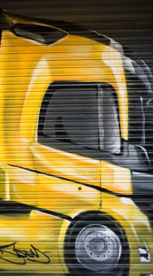 mural graffiti en cierres comerciales