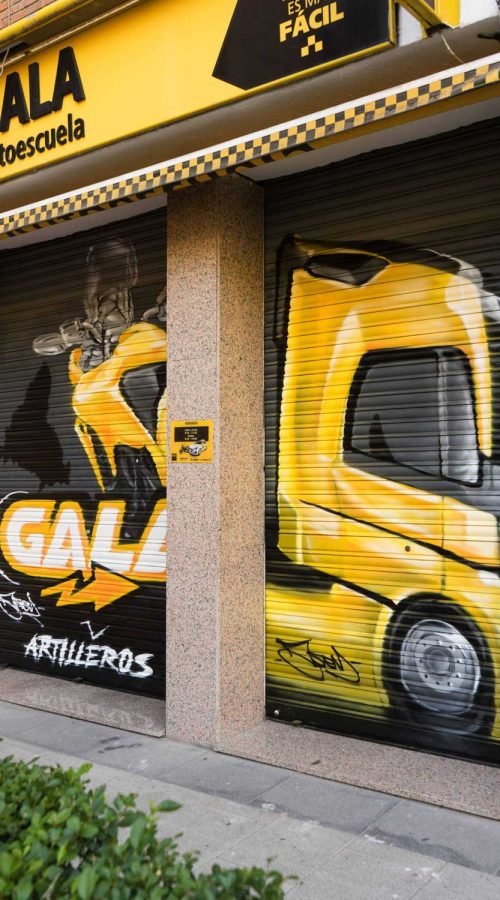 mural graffiti en cierres comerciales